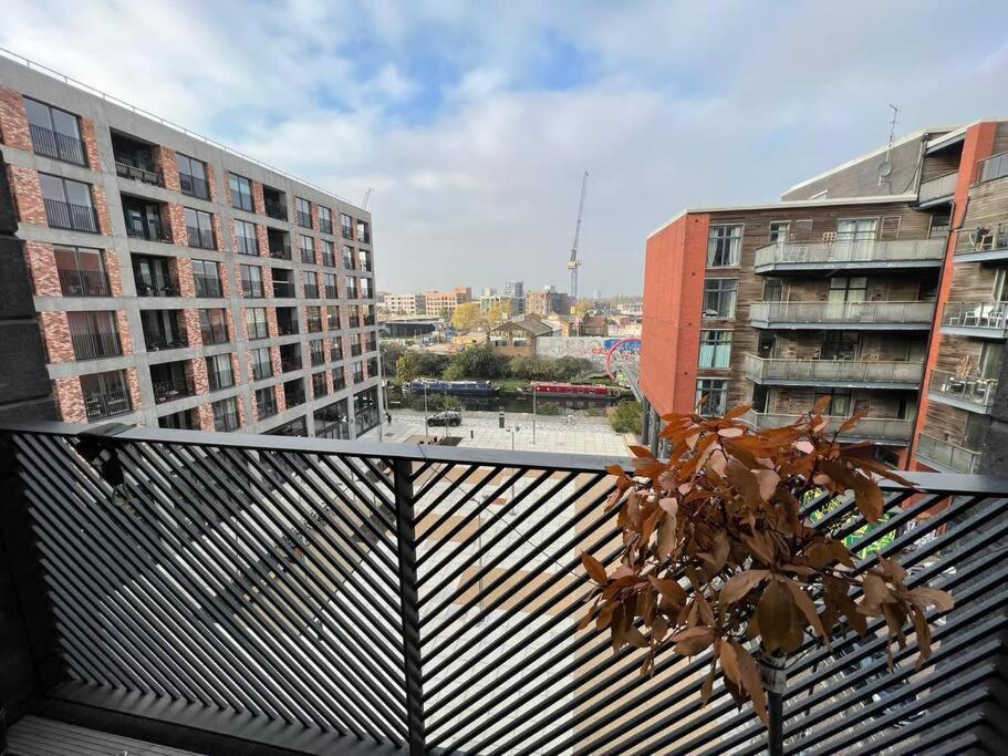 East London's Hidden Gem - Relax After Sightseeing In A Huge Canal View Balcony Apartment London